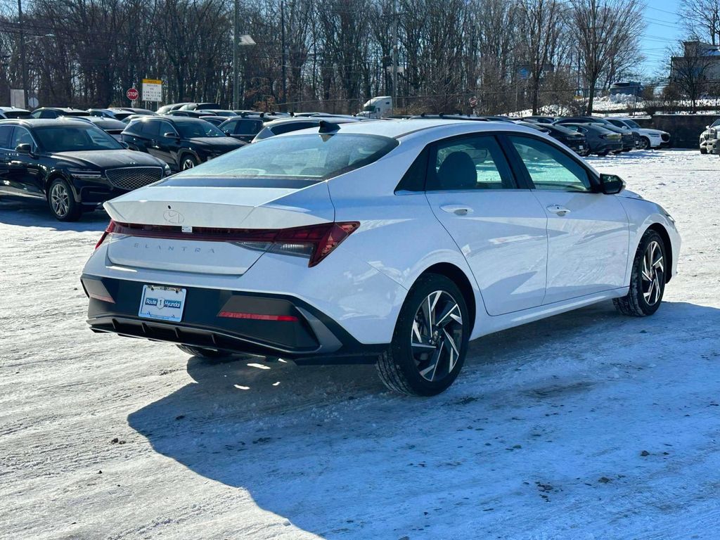 2025 Hyundai Elantra SEL Convenience photo 2