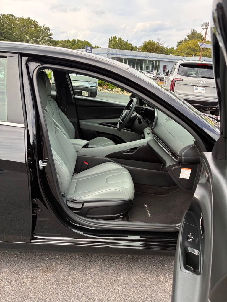 2025 Hyundai Elantra Limited - Photo 19