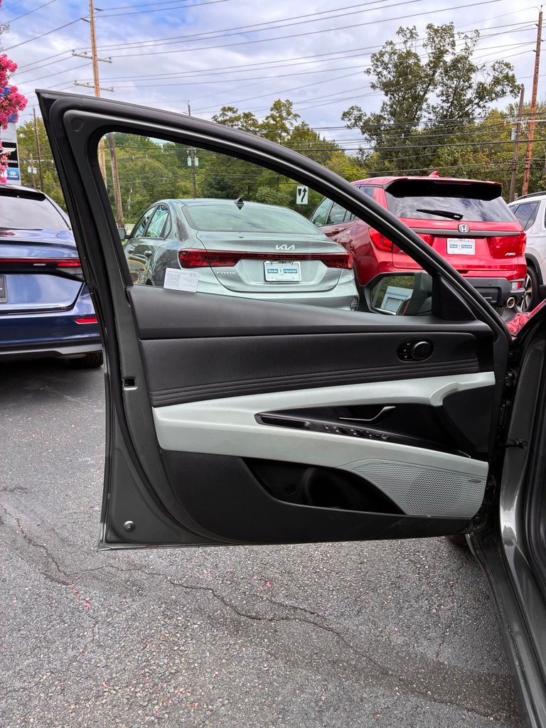 2025 Hyundai Elantra Limited - Photo 24
