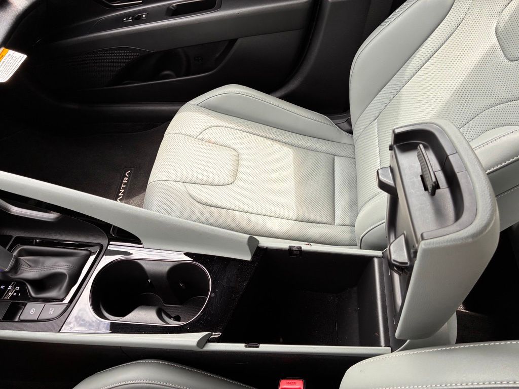 2025 Hyundai Elantra Limited - Photo 36