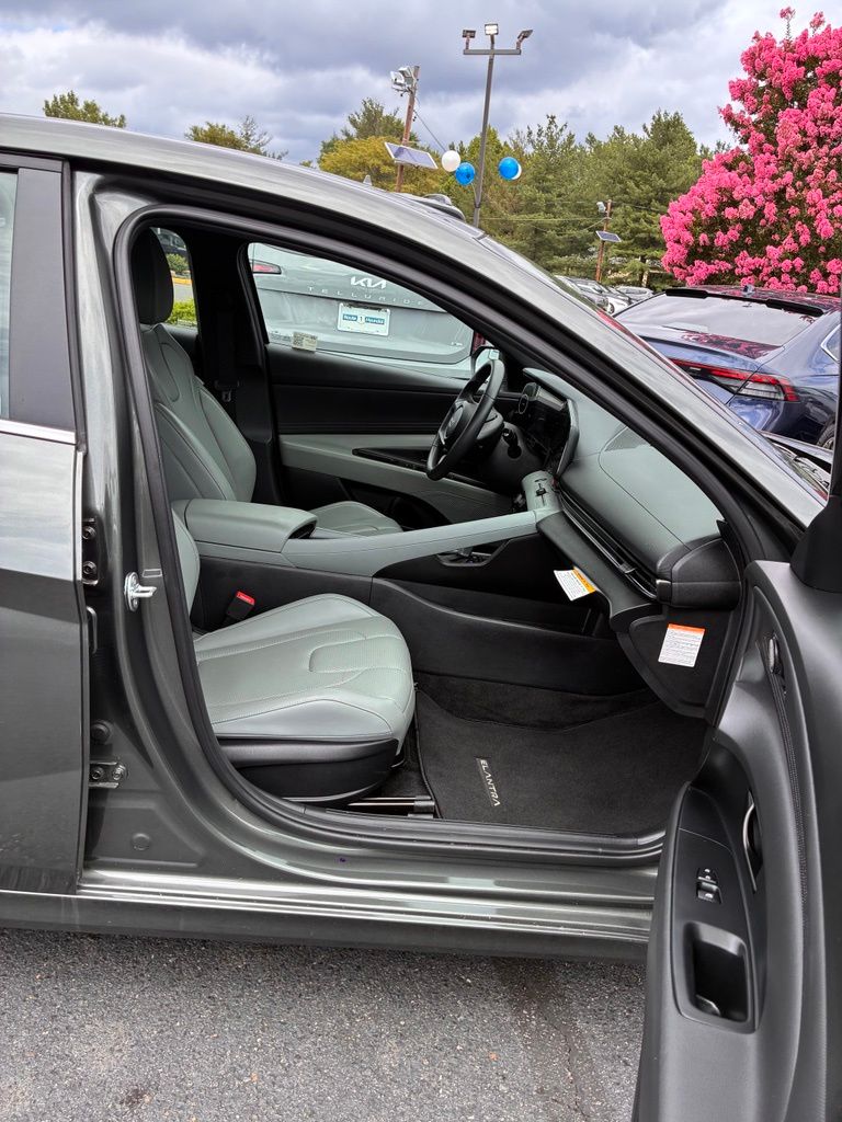 2025 Hyundai Elantra Limited - Photo 17