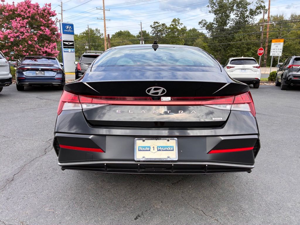 2025 Hyundai Elantra Limited - Photo 6