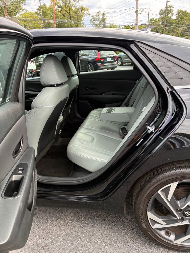 2025 Hyundai Elantra Limited - Photo 23