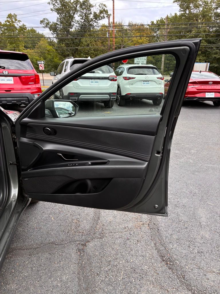 2025 Hyundai Elantra Limited - Photo 18