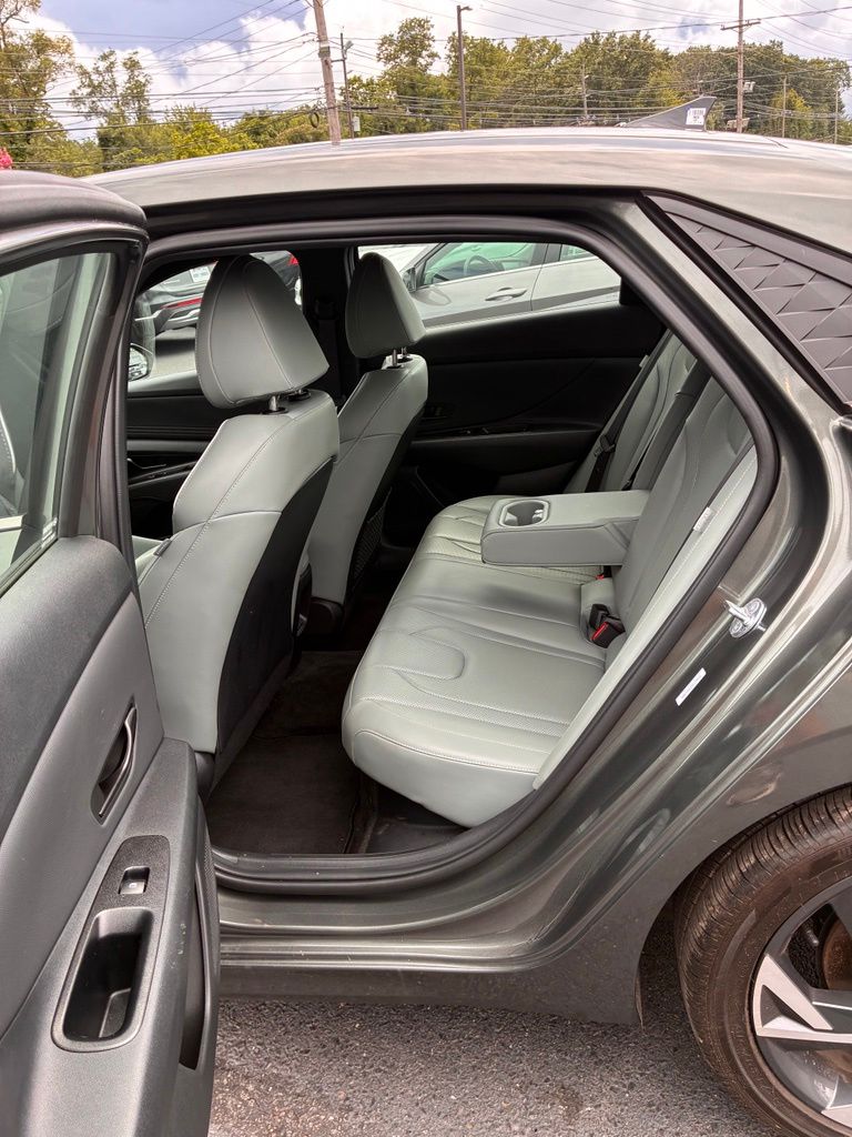 2025 Hyundai Elantra Limited - Photo 21