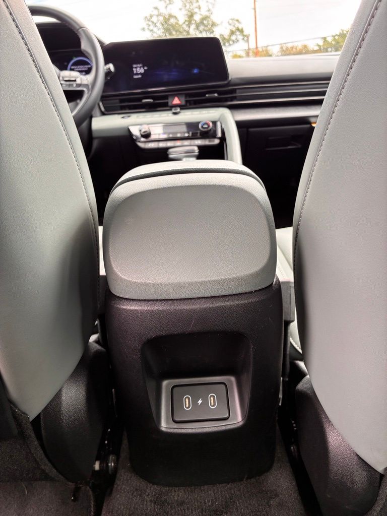 2025 Hyundai Elantra Limited - Photo 13