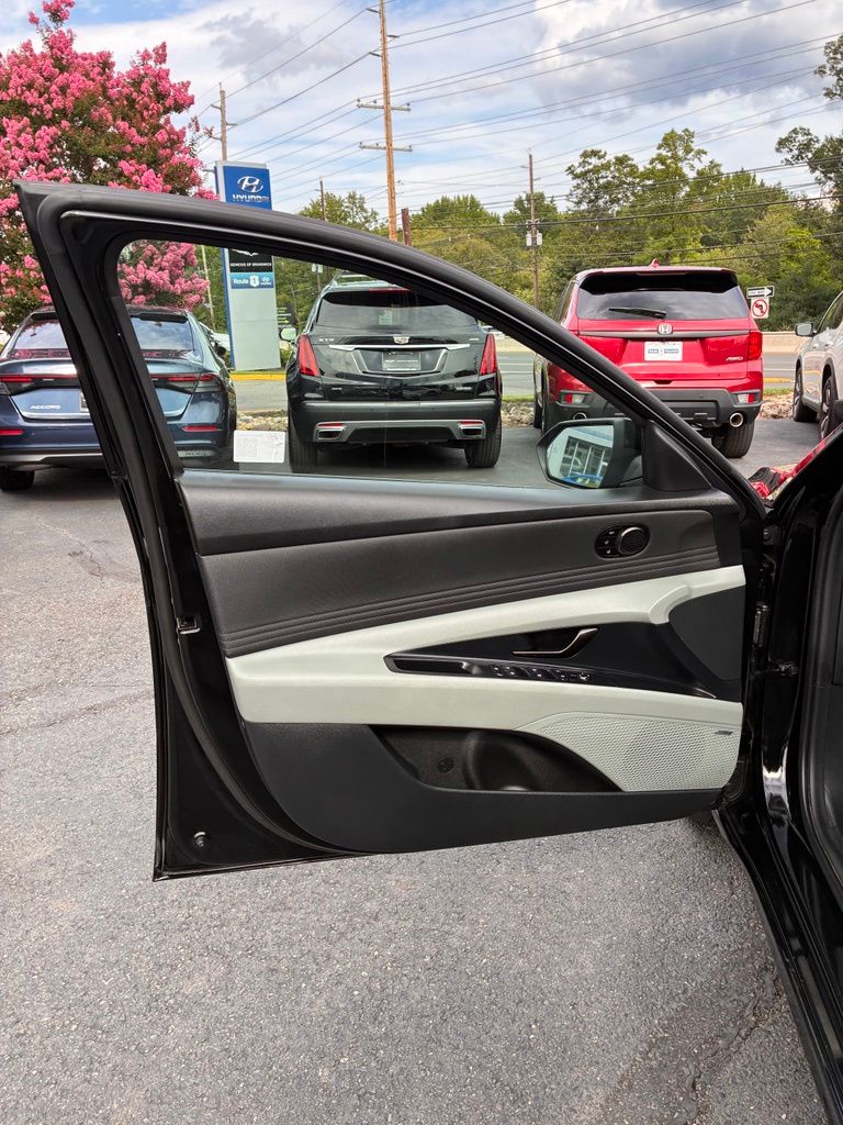 2025 Hyundai Elantra Limited - Photo 26