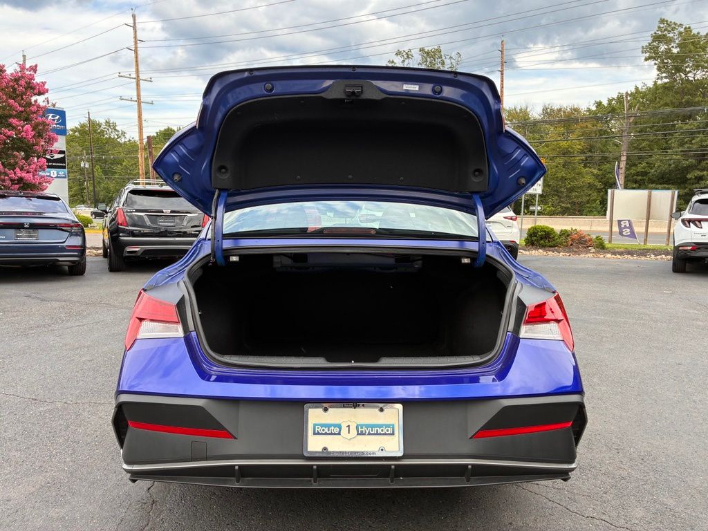 2025 Hyundai Elantra Blue - Photo 11
