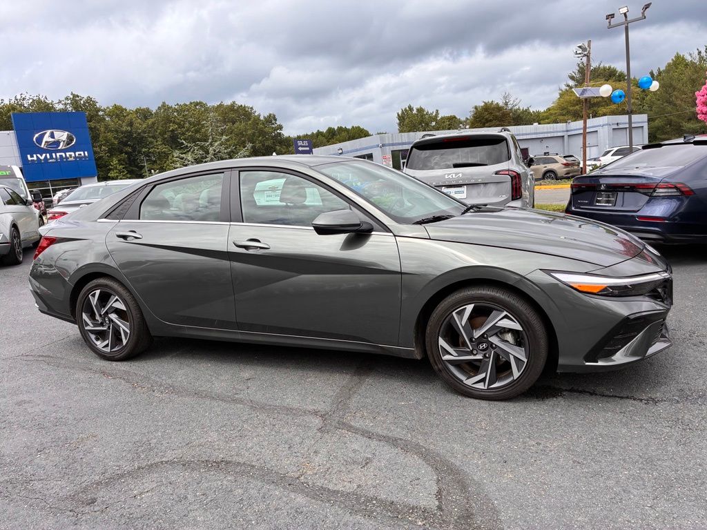 2025 Hyundai Elantra Limited - Photo 8