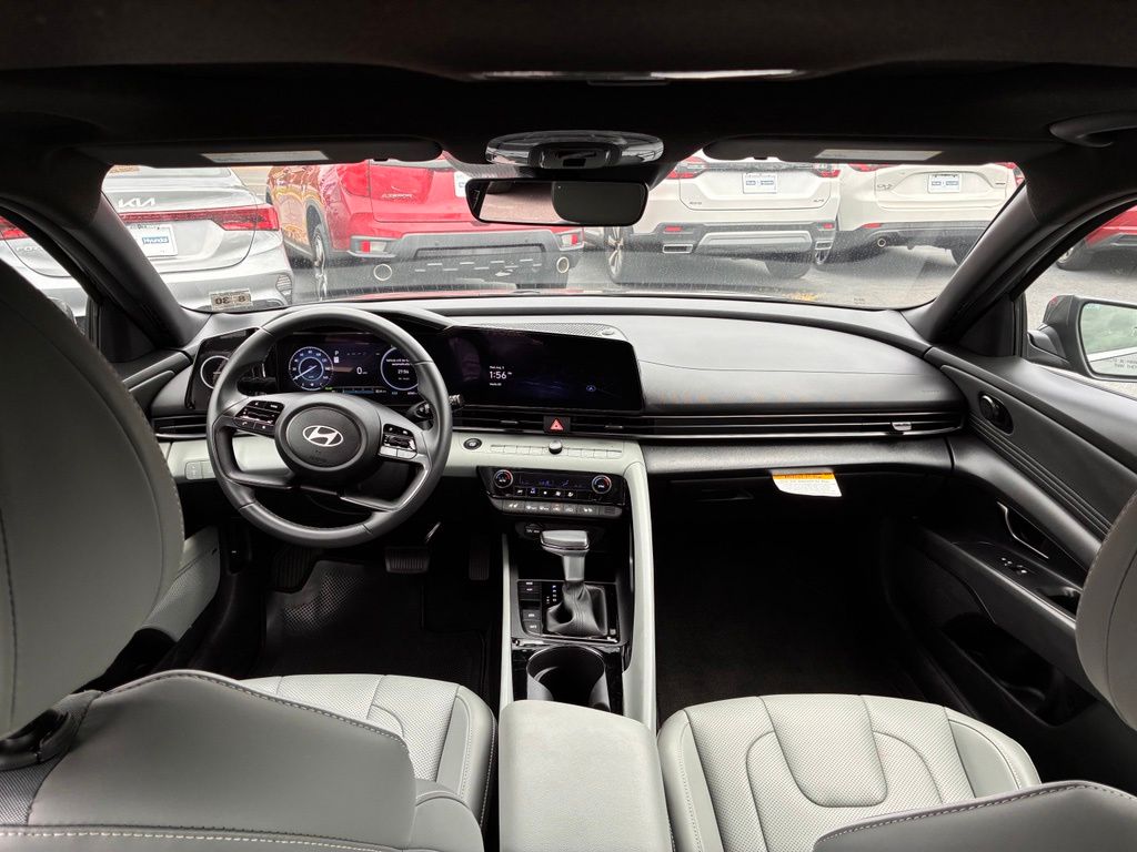 2025 Hyundai Elantra Limited - Photo 12