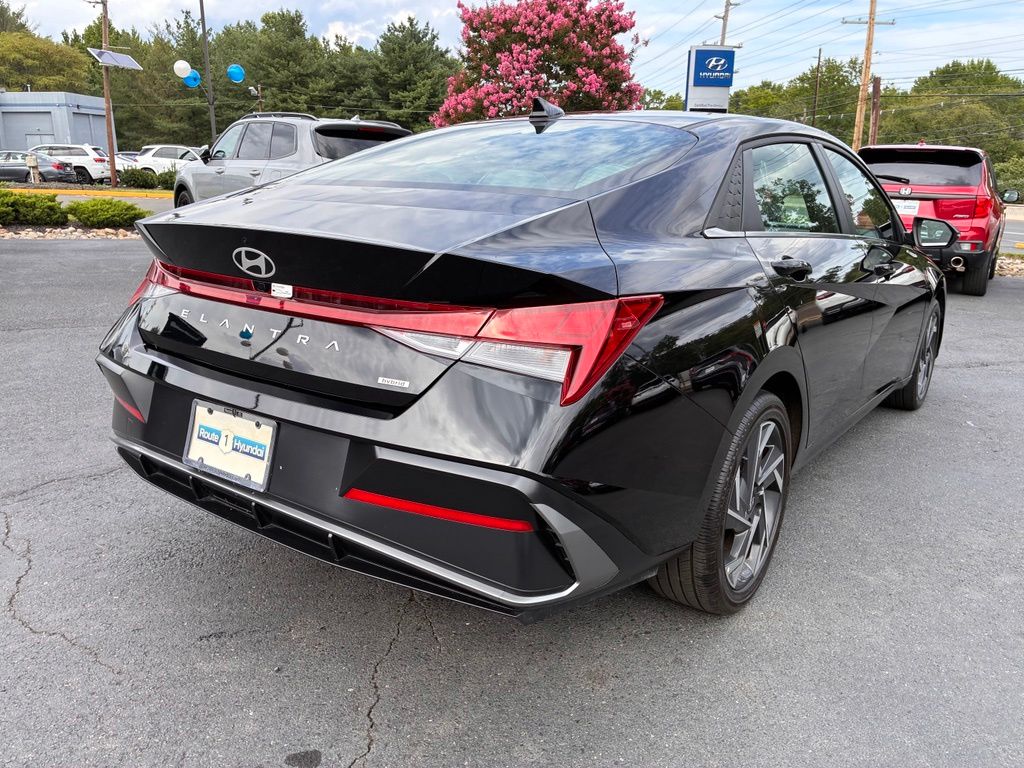 2025 Hyundai Elantra Limited - Photo 7