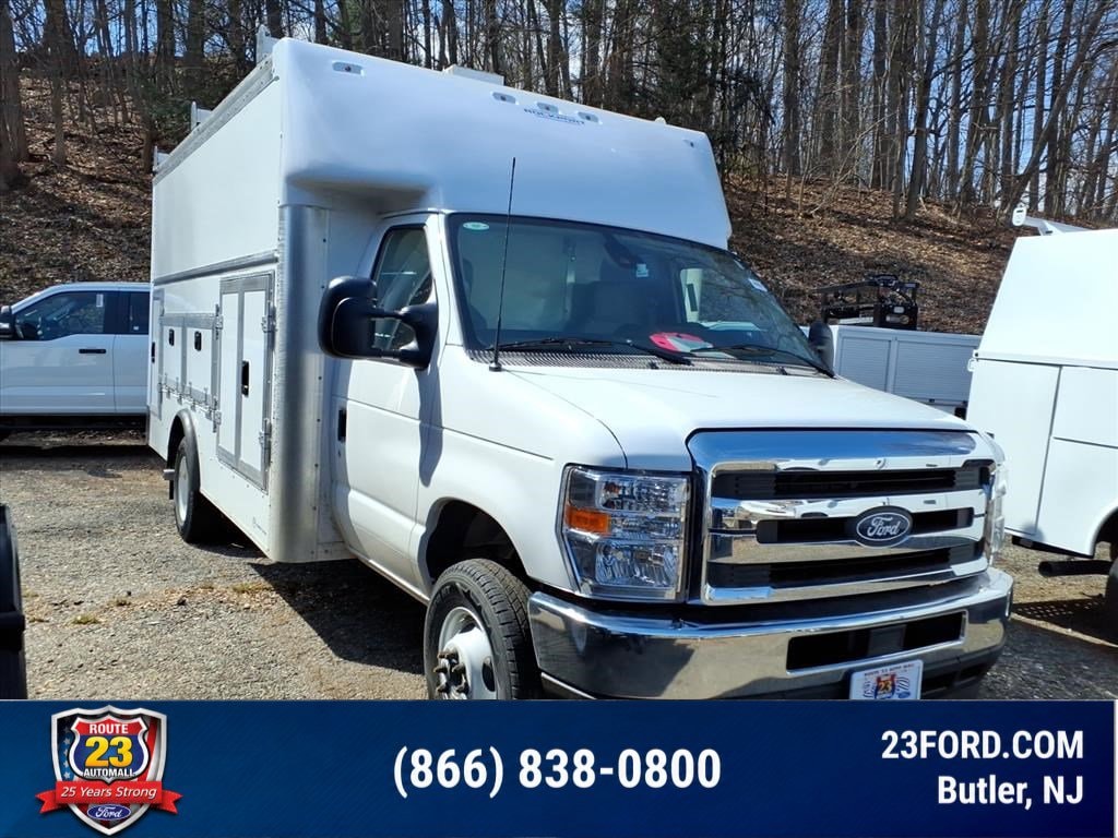 2026 Ford E-Series DRW E-450 Super Duty 158 in WB's photo