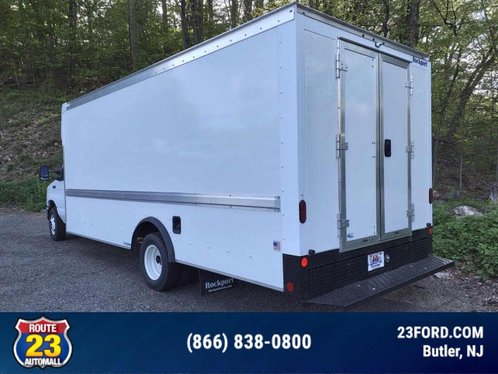 2024 Ford E-450 Cutaway DRW photo 3