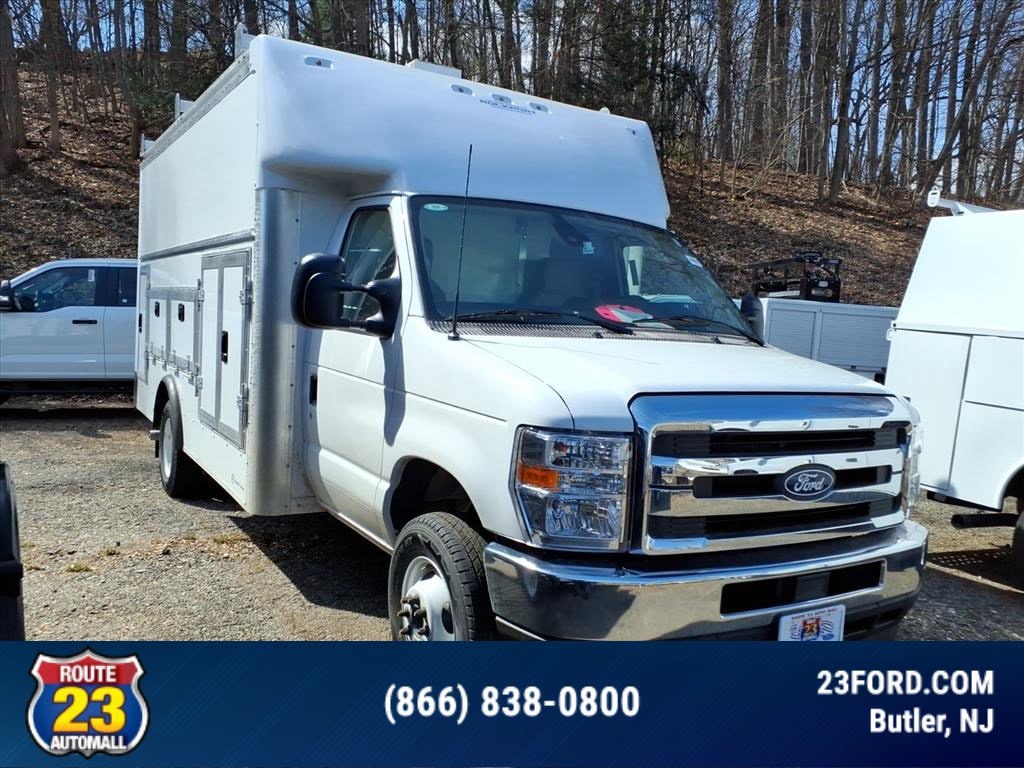 2026 Ford E-Series DRW E-450 Super Duty 158 in WB's photo