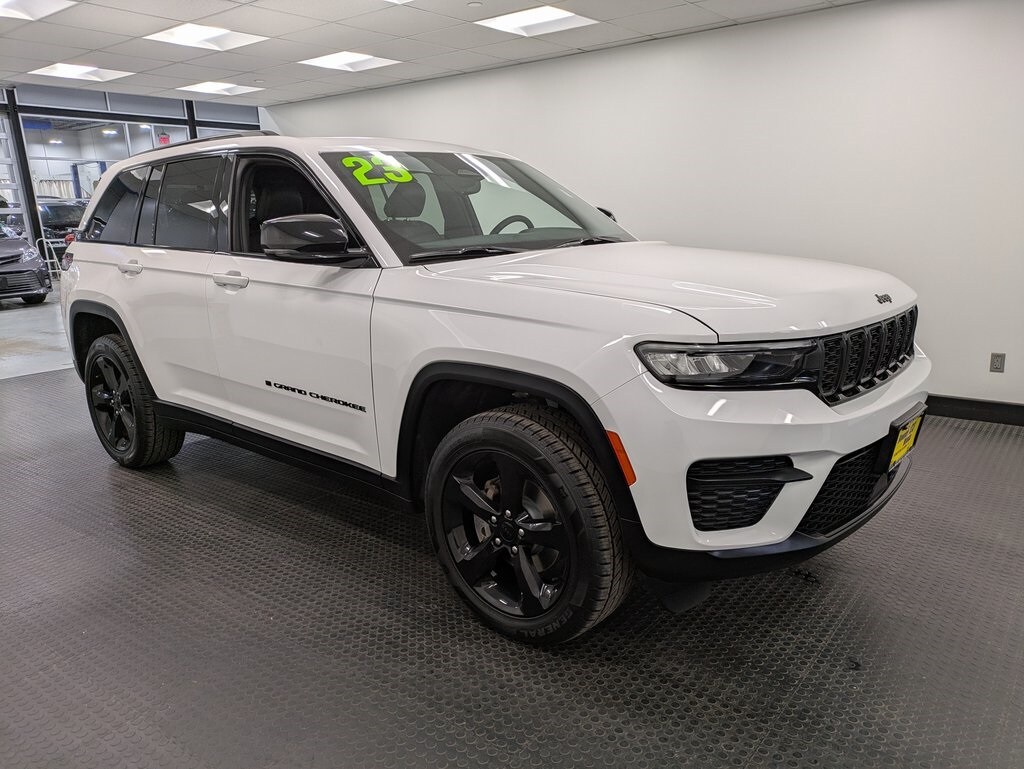 2023 Jeep Grand Cherokee Laredo photo 3