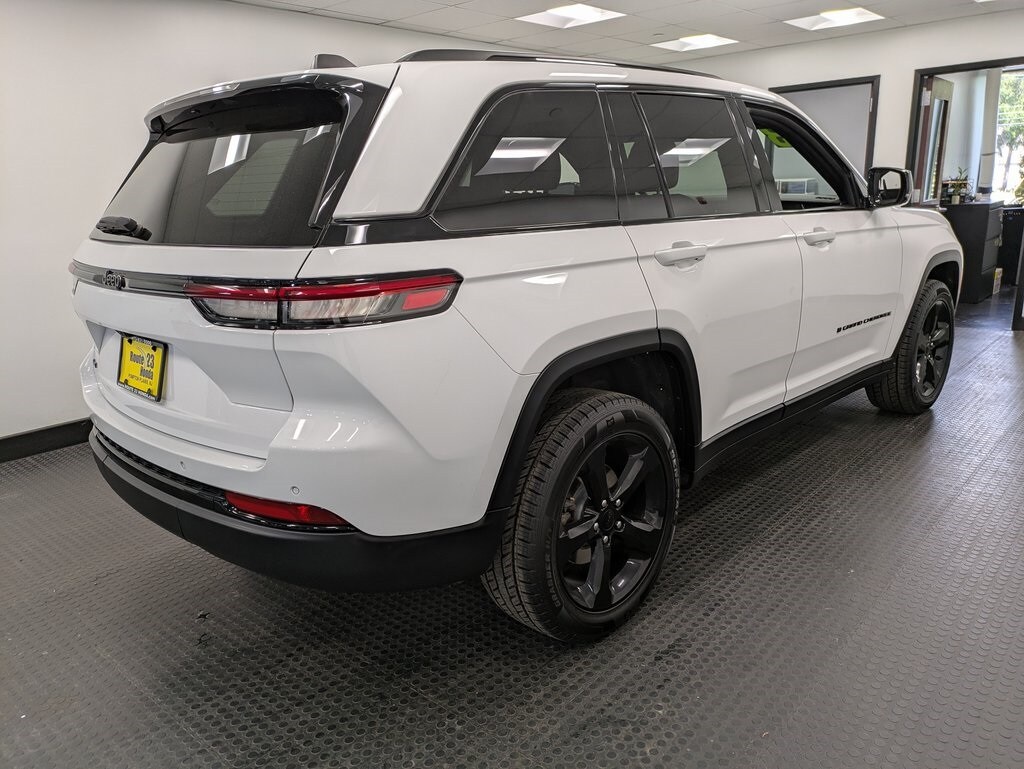 2023 Jeep Grand Cherokee Laredo photo 4