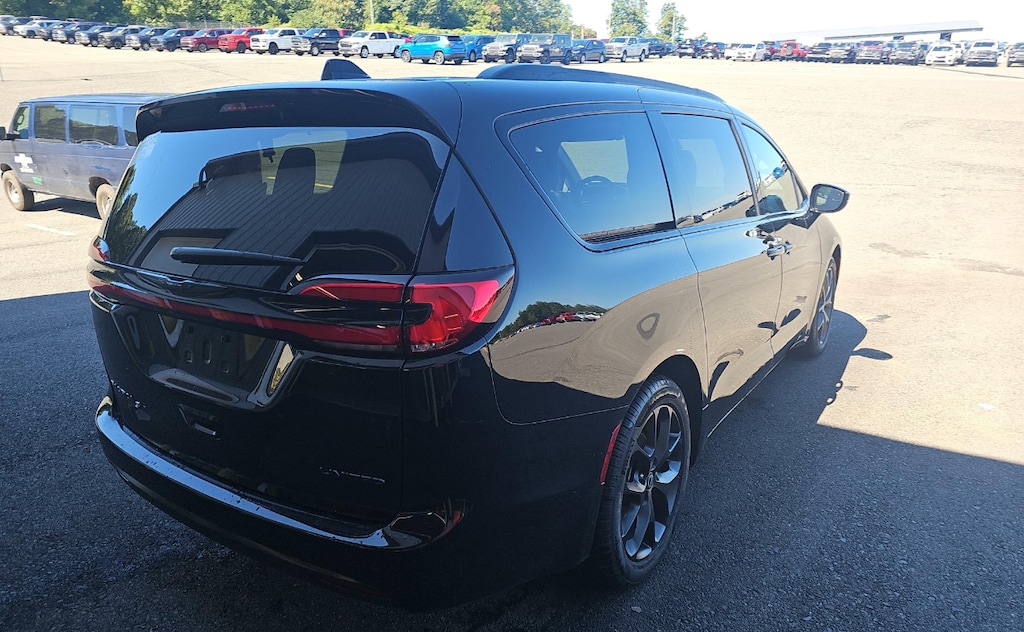 Used 2025 Chrysler Pacifica Limited FWD Mini-van, Passenger