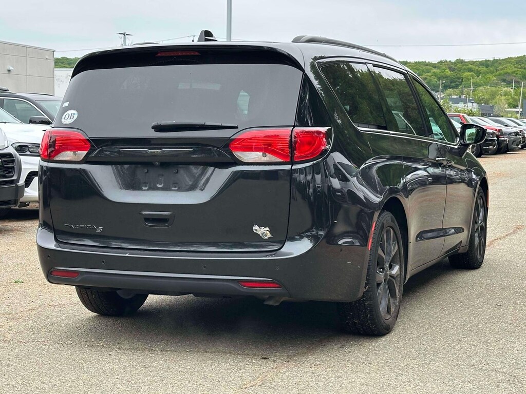 Used 2020 Chrysler Pacifica Touring L Plus FWD Mini-van, Passenger