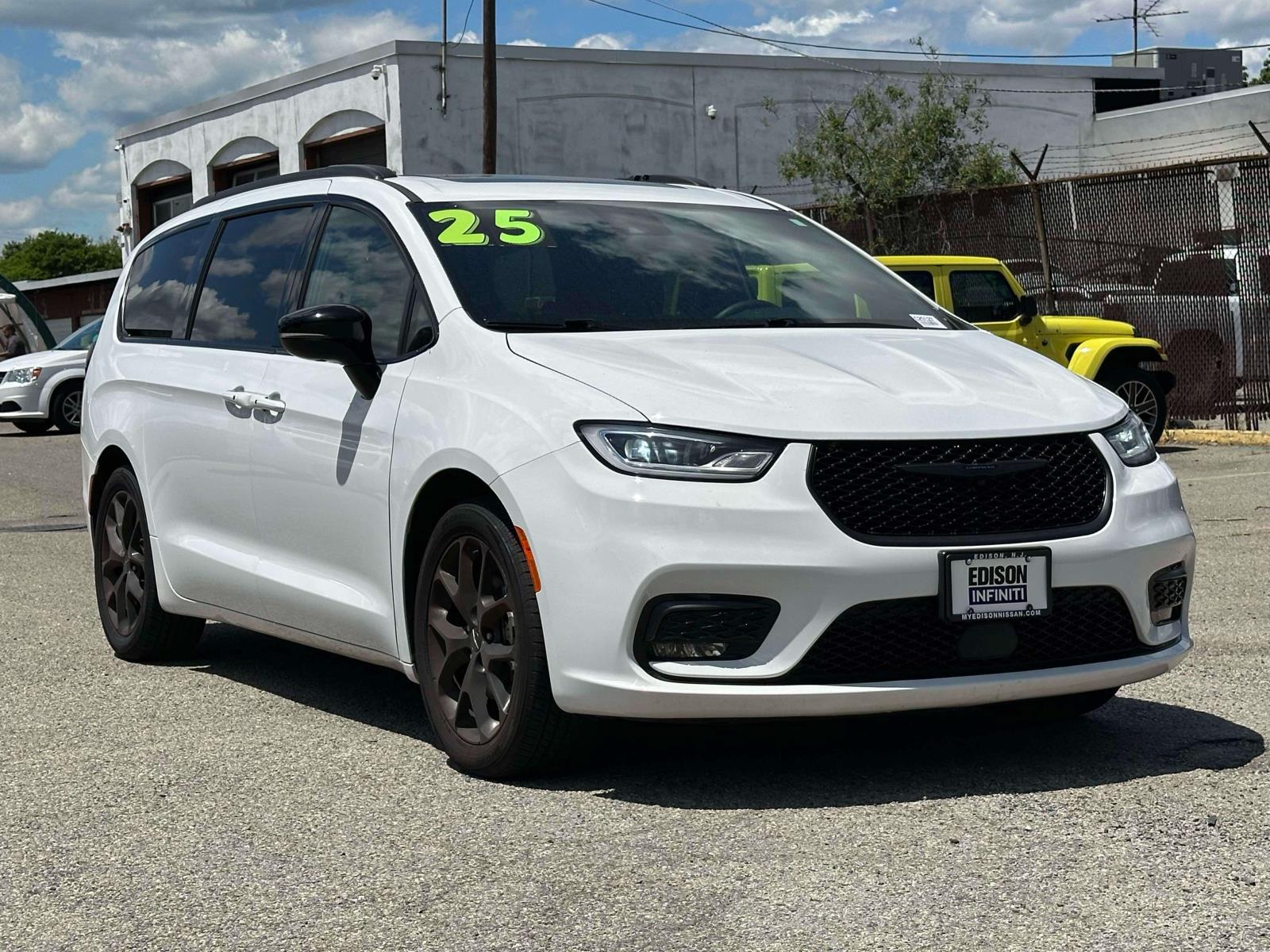 2025 Chrysler Pacifica Limited's photo