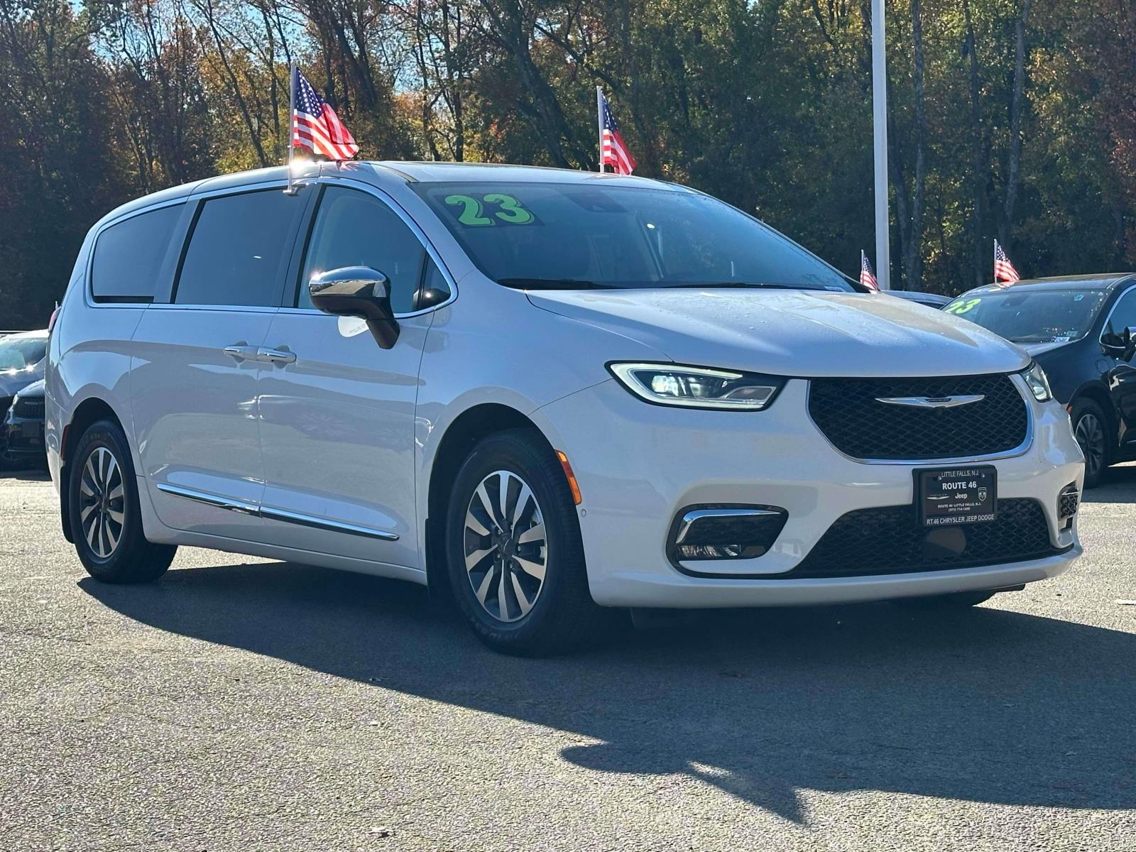 2023 Chrysler Pacifica Hybrid Limited's photo