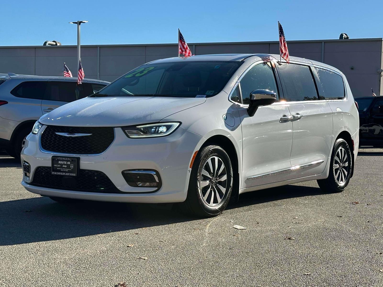 2023 Chrysler Pacifica Hybrid Limited photo 2