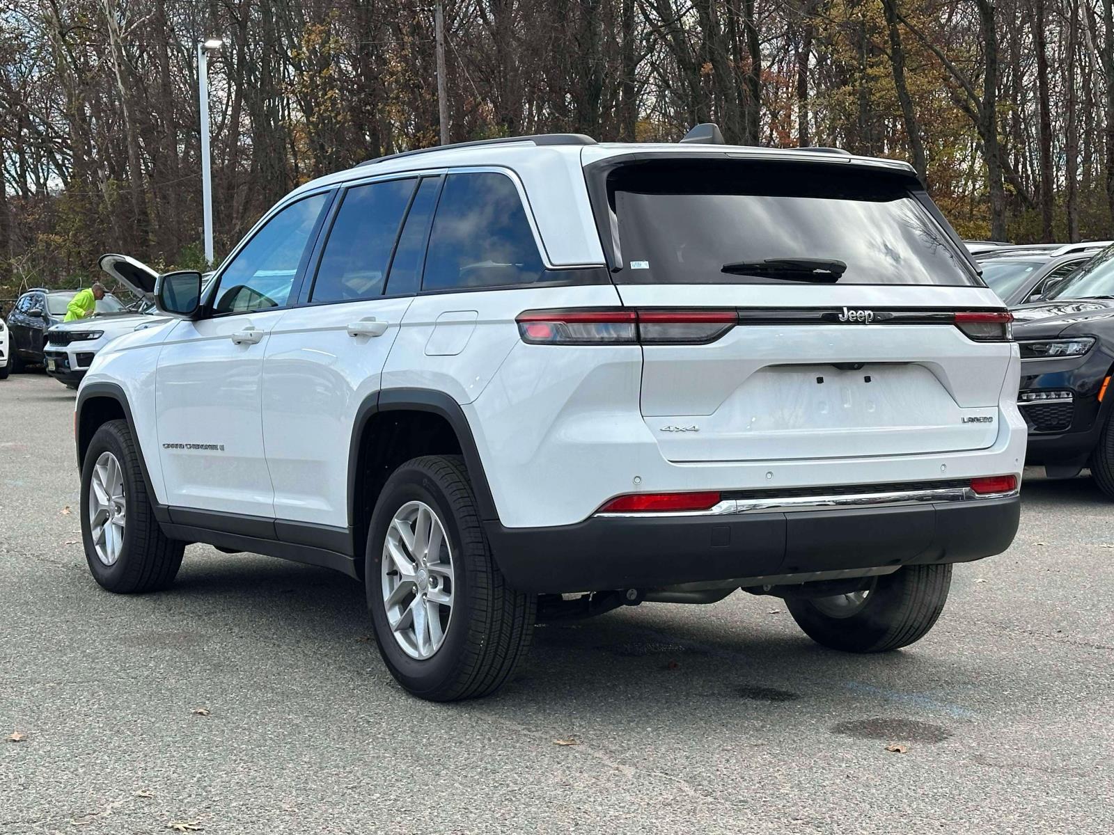 2023 Jeep Grand Cherokee Laredo photo 3