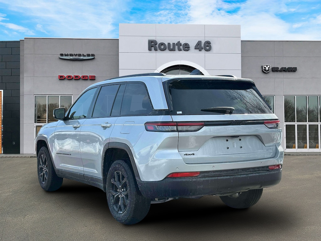 Used 2025 Jeep Grand Cherokee Altitude 4x4 Sport Utility