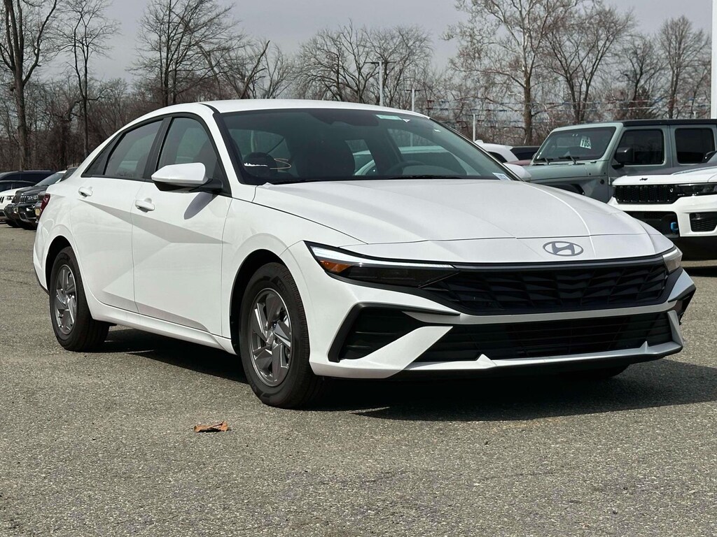 Used 2025 Hyundai Elantra SE IVT Car