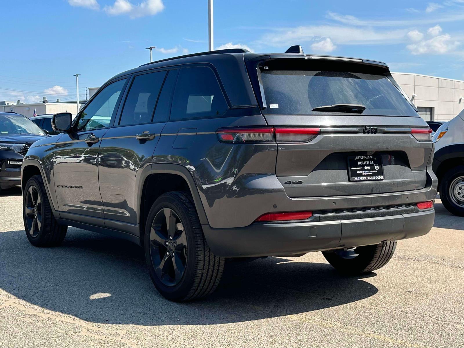 2023 Jeep Grand Cherokee Laredo Altitude photo 2
