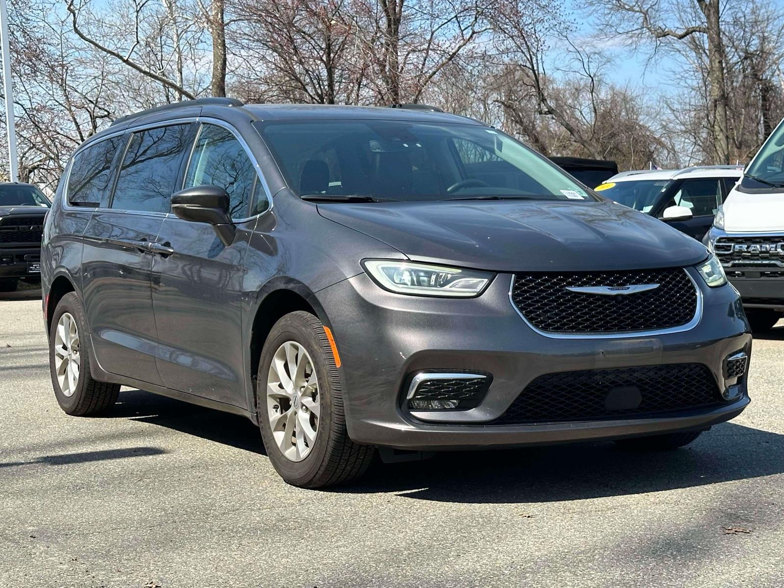 2022 Chrysler Pacifica Touring L's photo