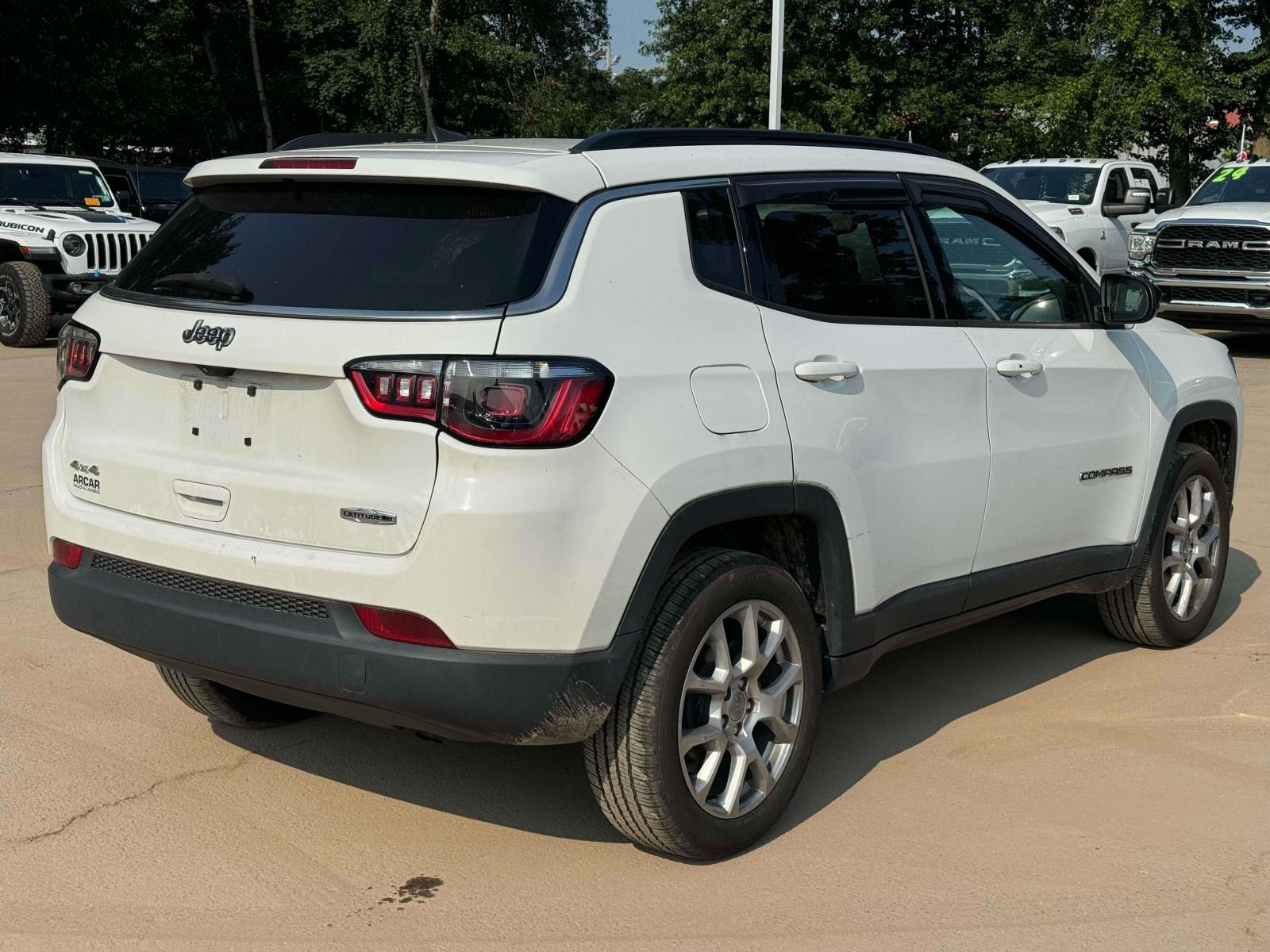 2022 Jeep Compass Latitude Lux photo 2