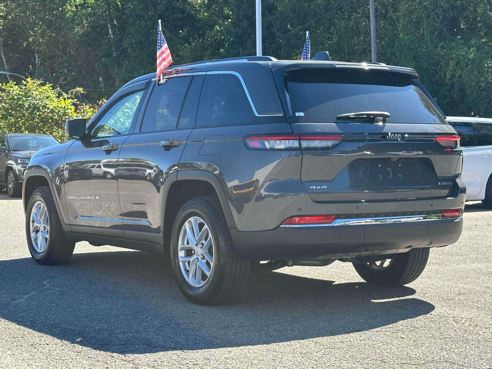 2024 Jeep Grand Cherokee Laredo photo 2