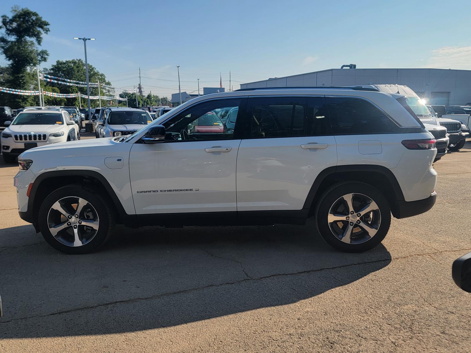 2023 Jeep Cherokee 4xe photo 3