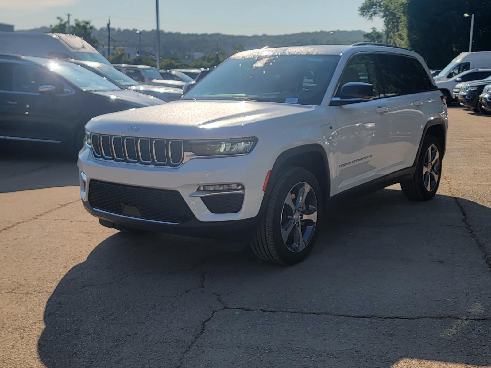 2023 Jeep Cherokee 4xe photo 2