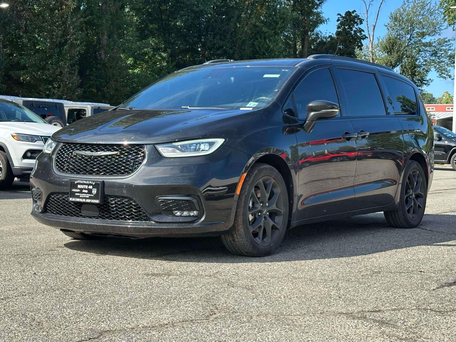 2021 Chrysler Pacifica Touring L photo 2