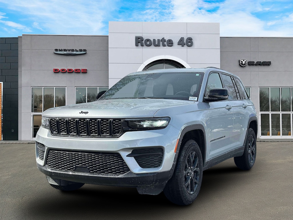 Used 2025 Jeep Grand Cherokee Altitude 4x4 Sport Utility