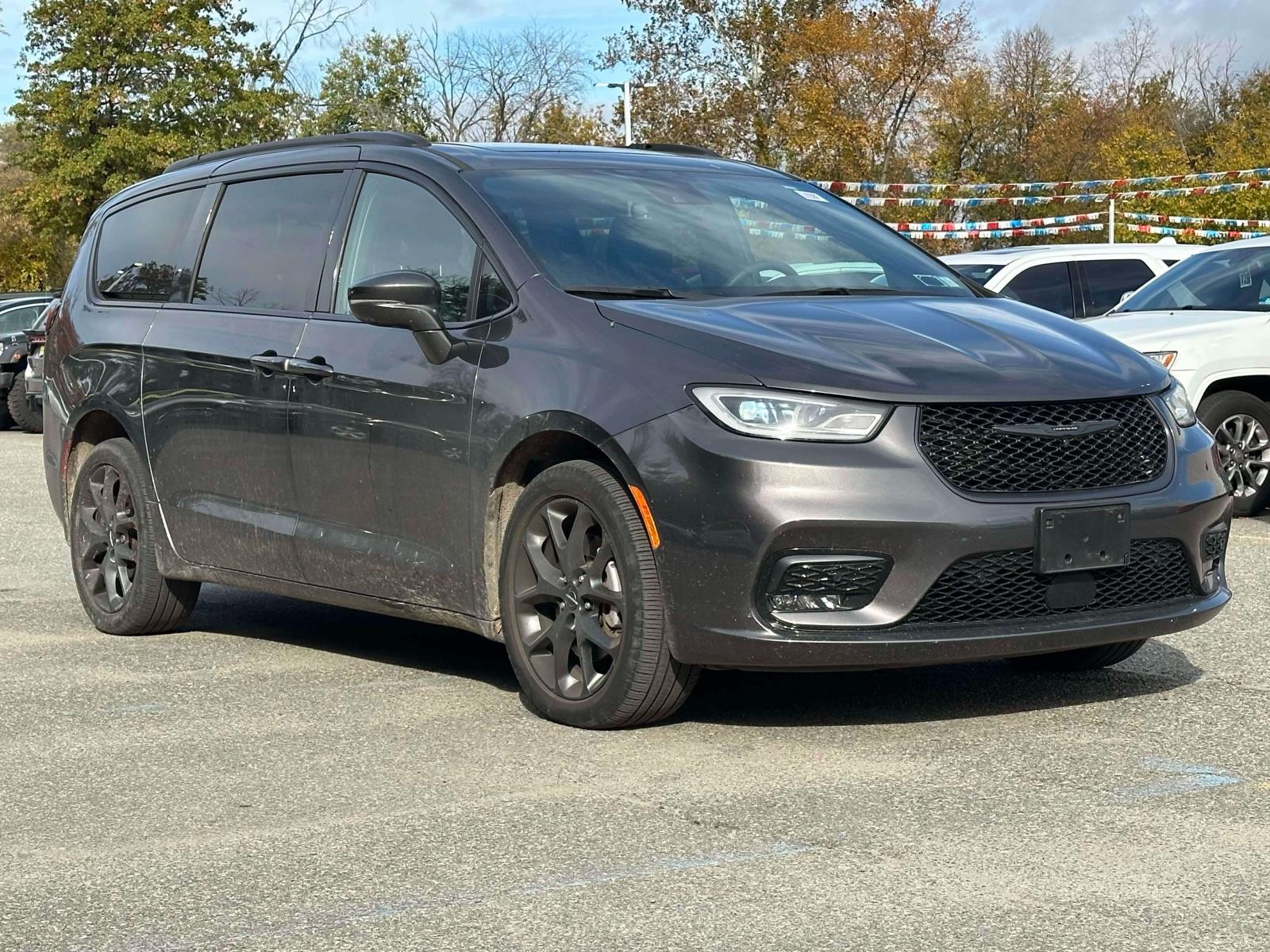 2022 Chrysler Pacifica Limited's photo
