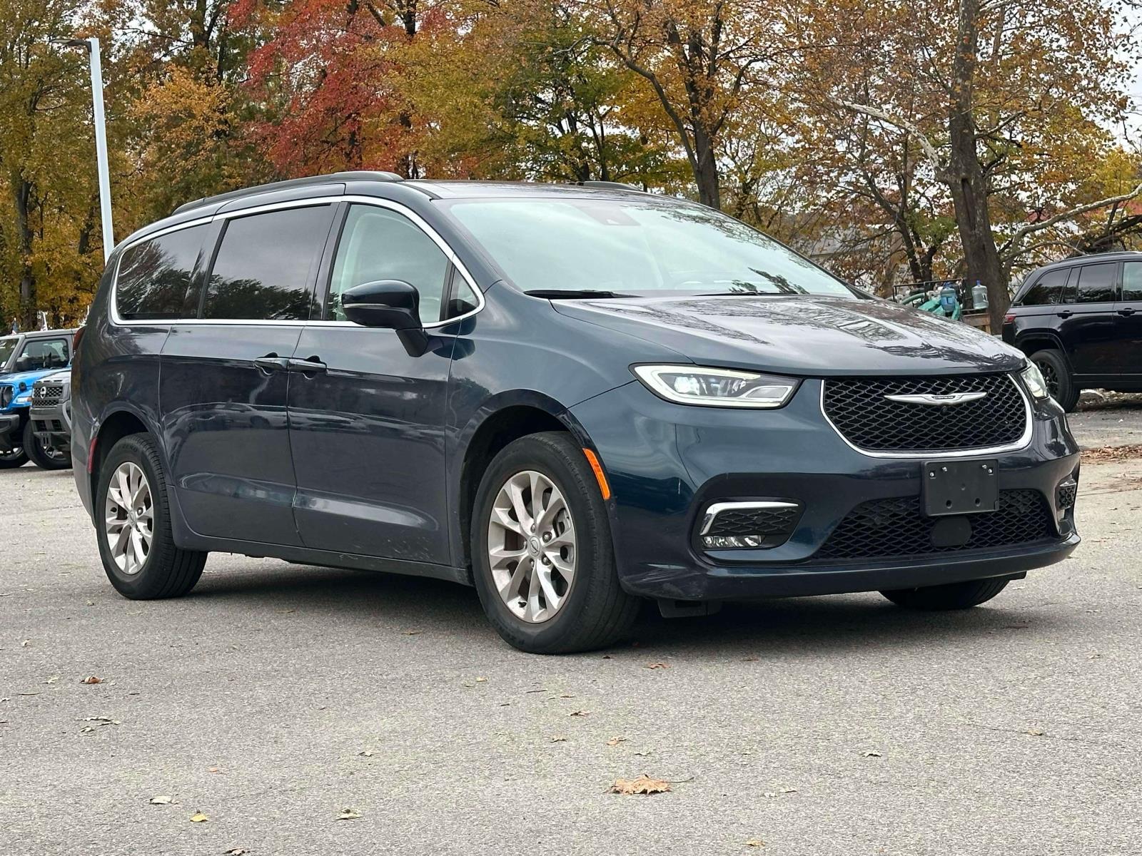 2022 Chrysler Pacifica Touring L's photo