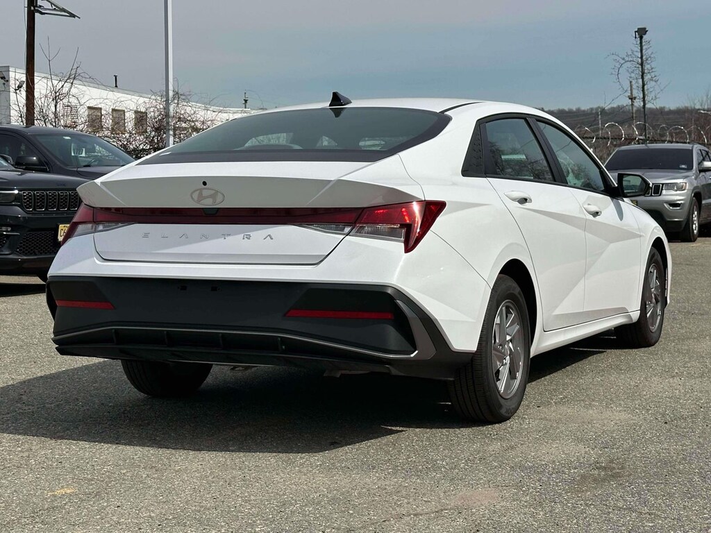 Used 2025 Hyundai Elantra SE IVT Car