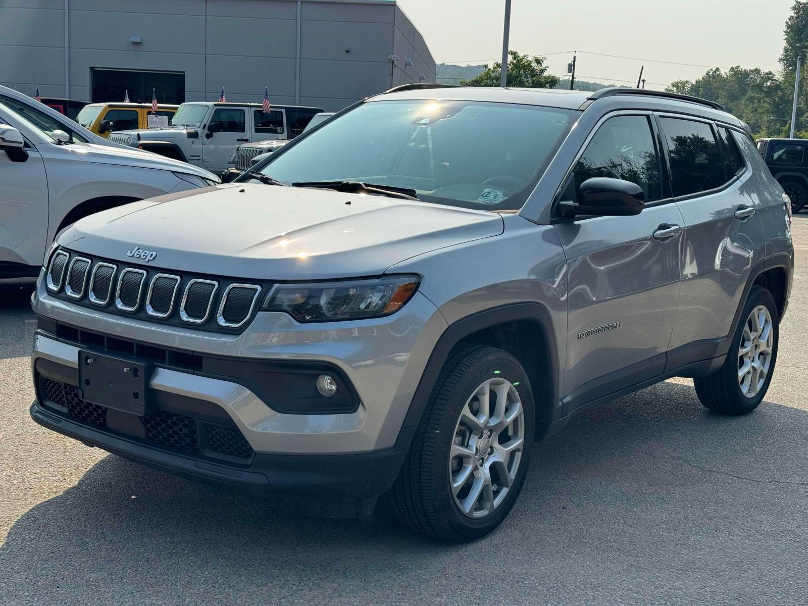 2022 Jeep Compass Latitude Lux photo 2