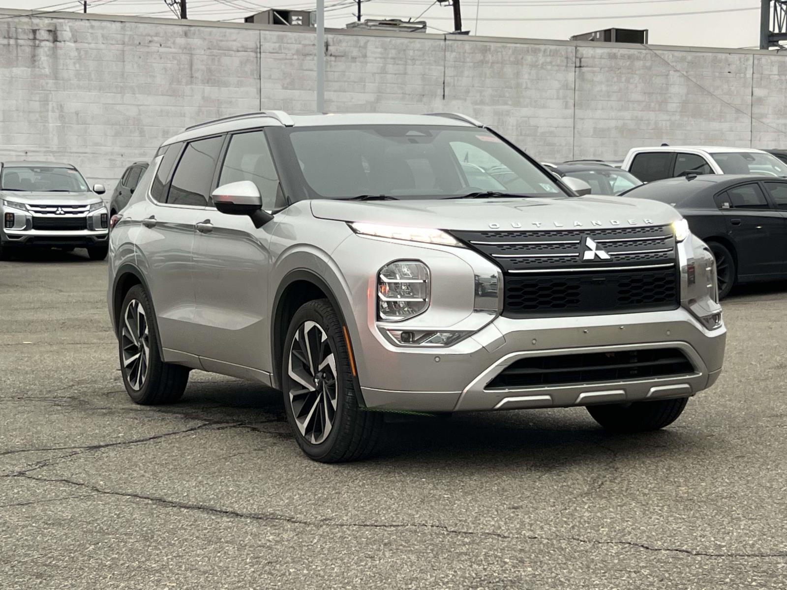 2022 Mitsubishi Outlander SEL's photo