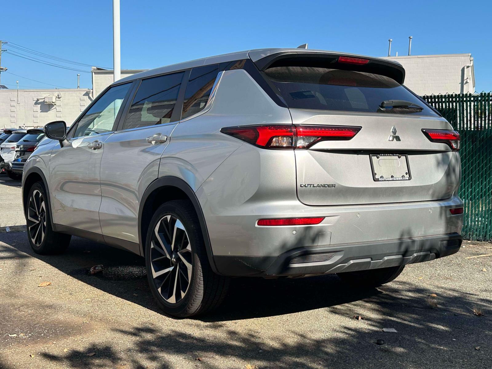 2022 Mitsubishi Outlander ES photo 3