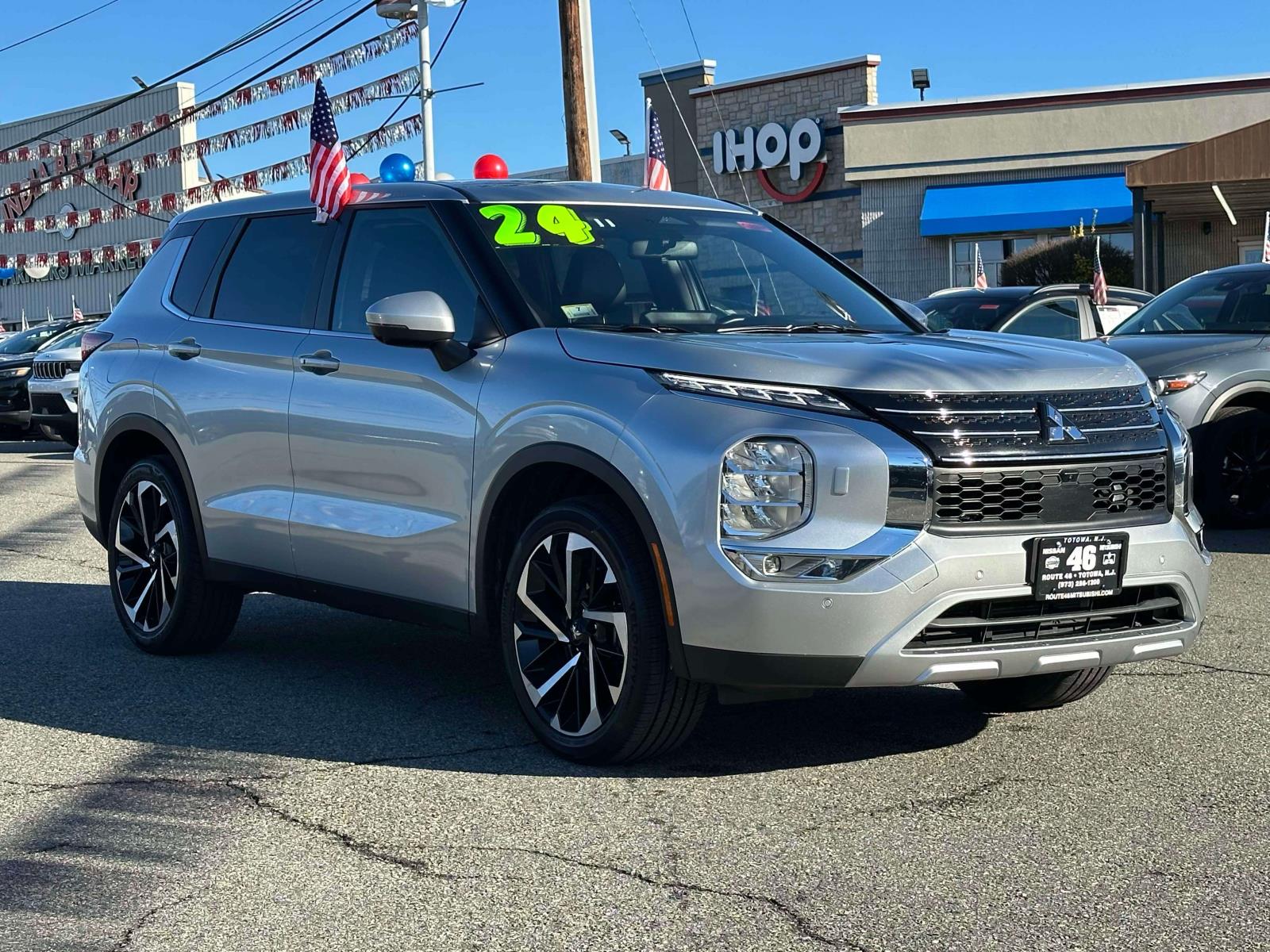 2024 Mitsubishi Outlander SE's photo