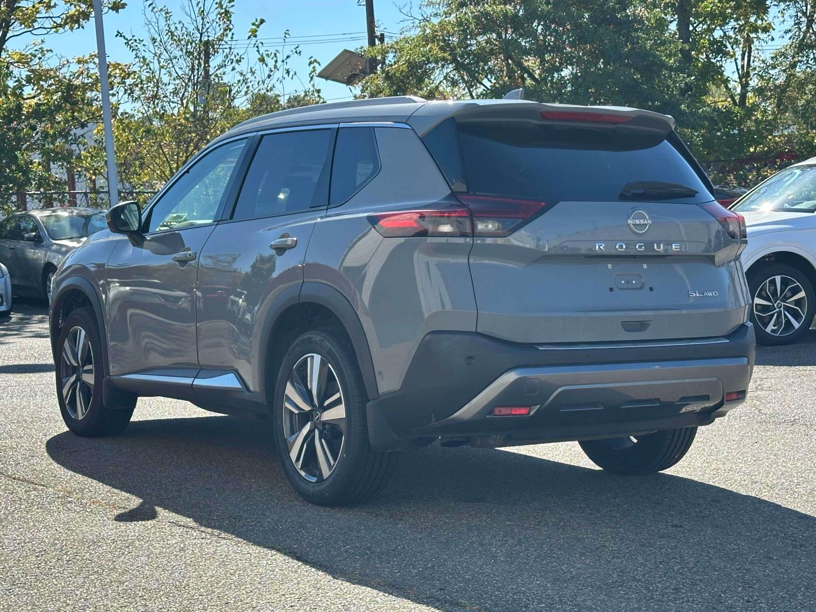 2022 Nissan Rogue SL photo 2