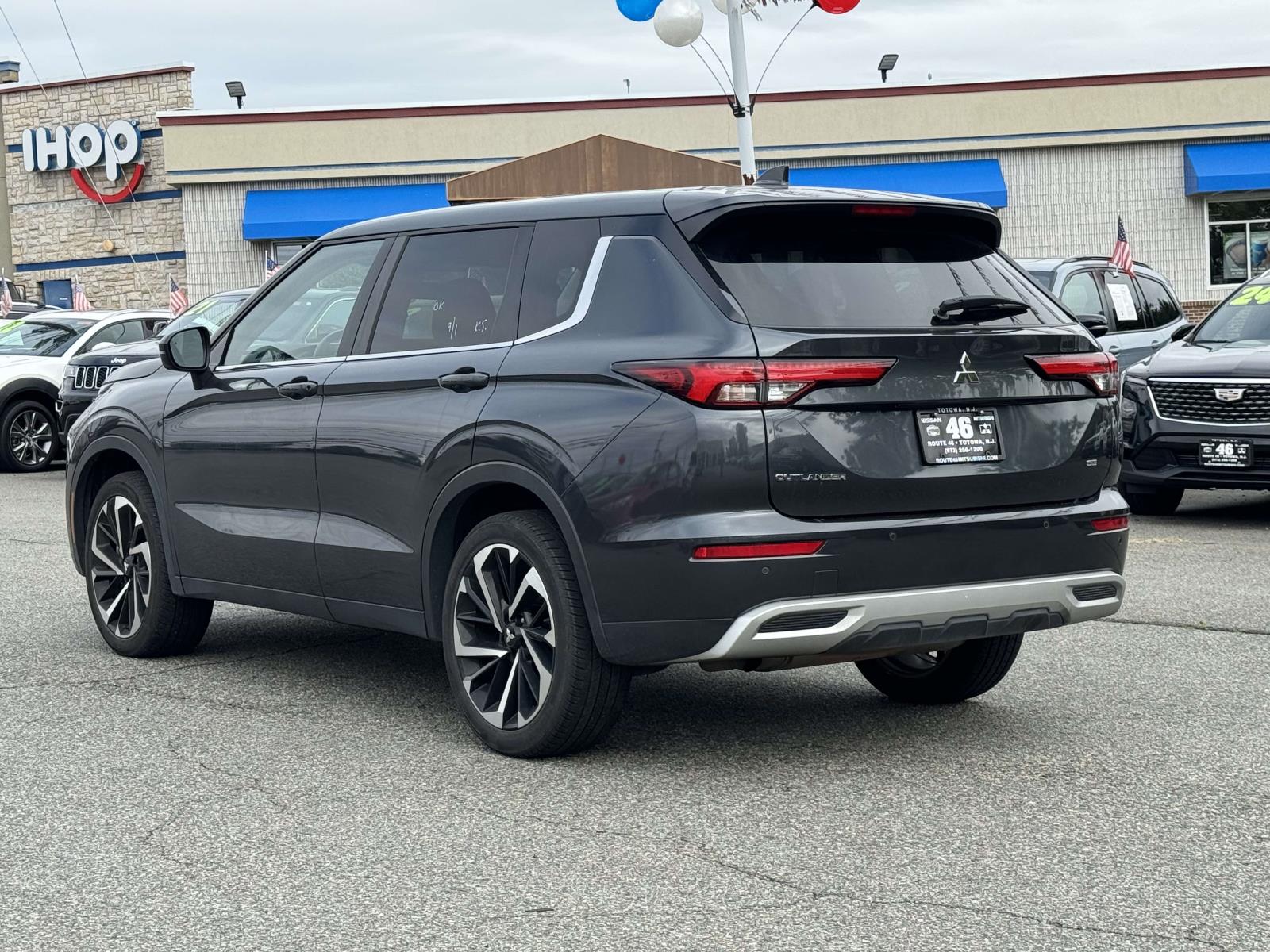 2024 Mitsubishi Outlander SE Black Edition photo 3