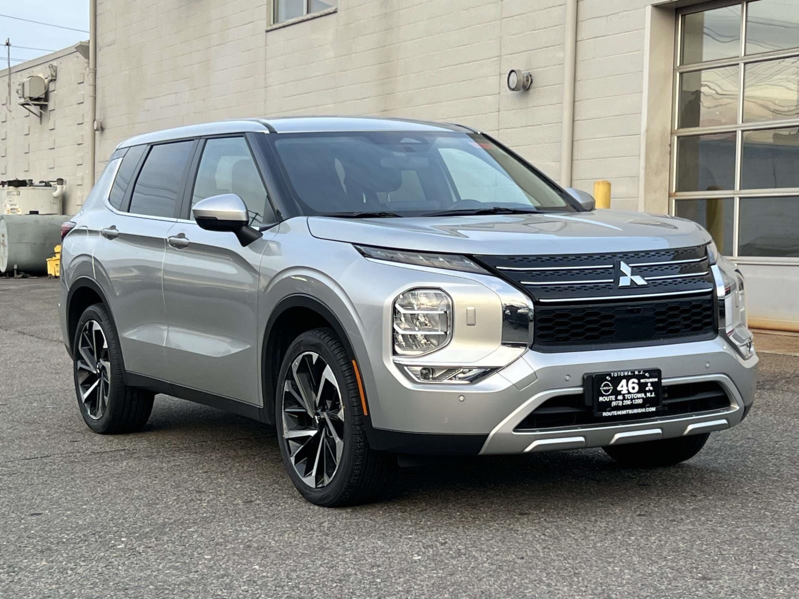 2024 Mitsubishi Outlander SE's photo