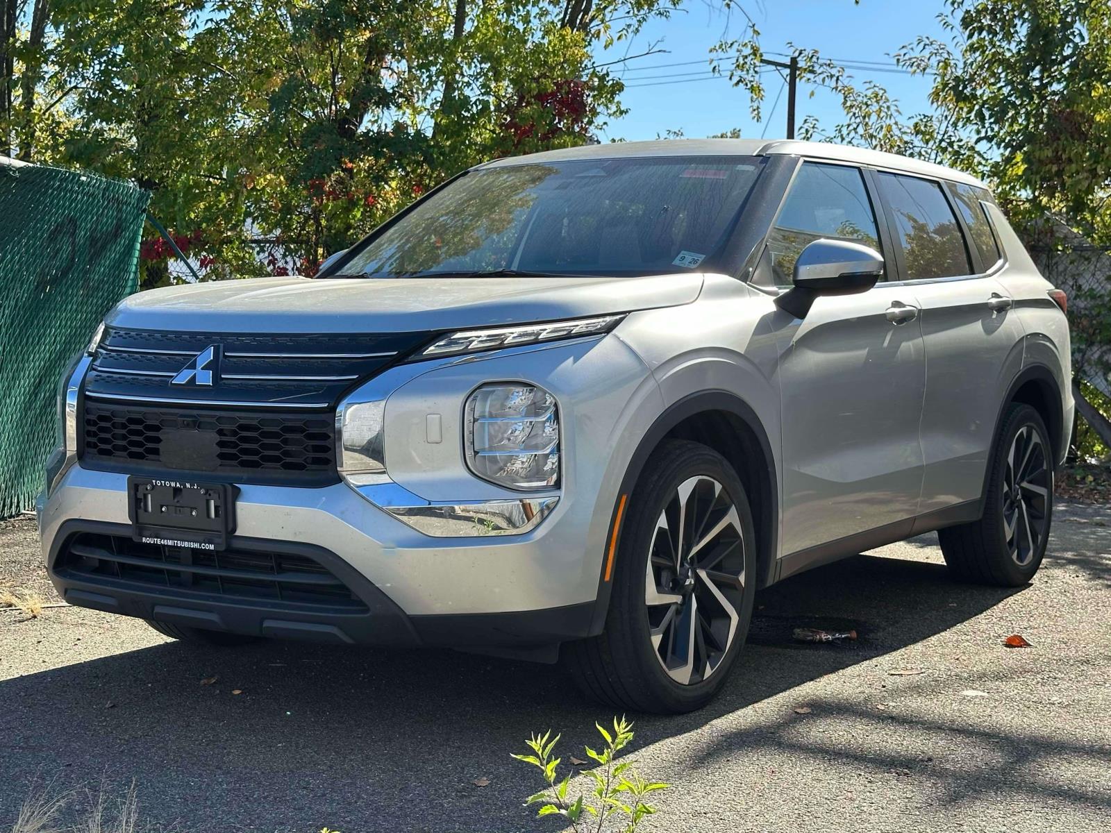 2022 Mitsubishi Outlander ES photo 2