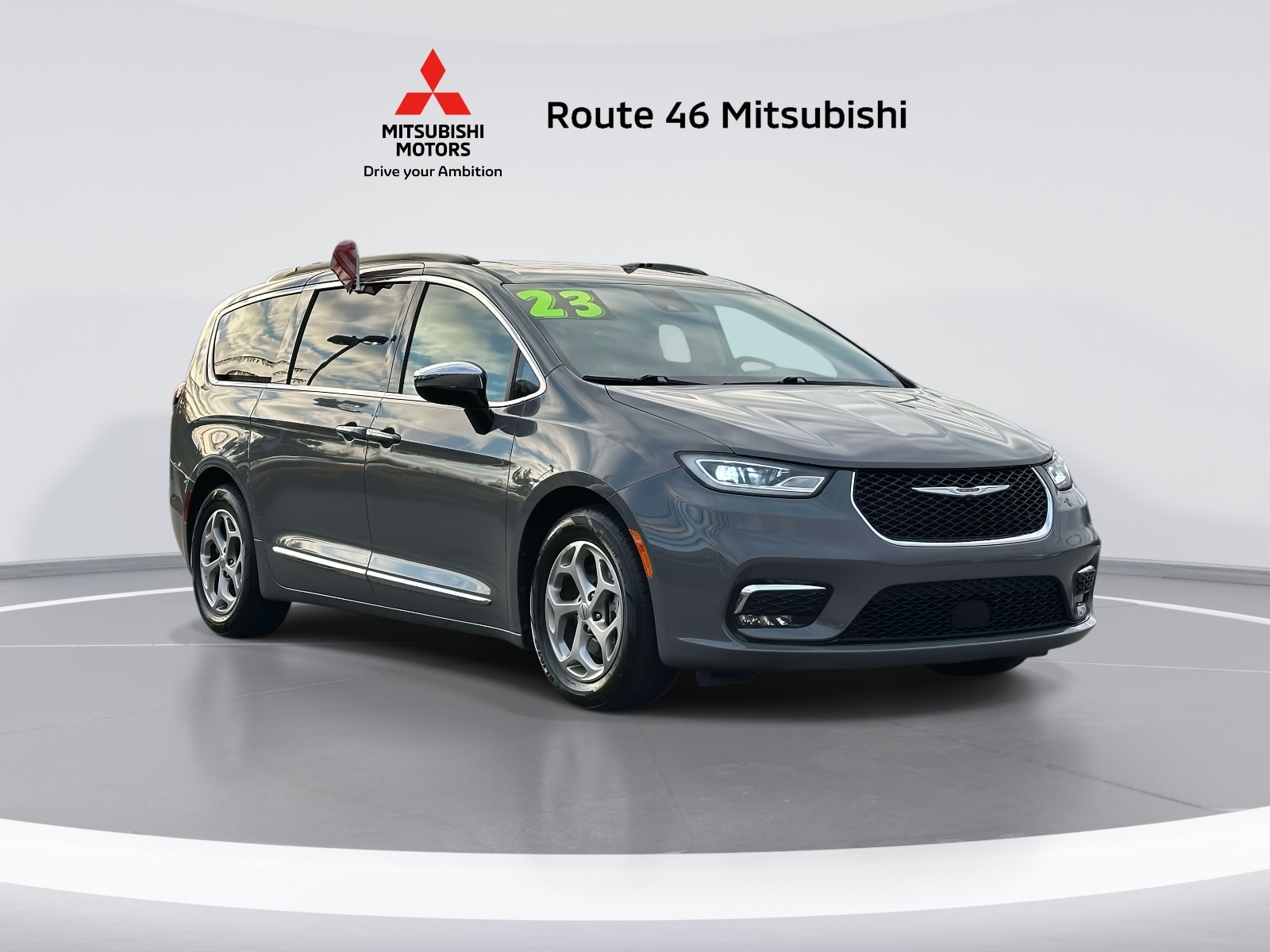 2023 Chrysler Pacifica Limited's photo