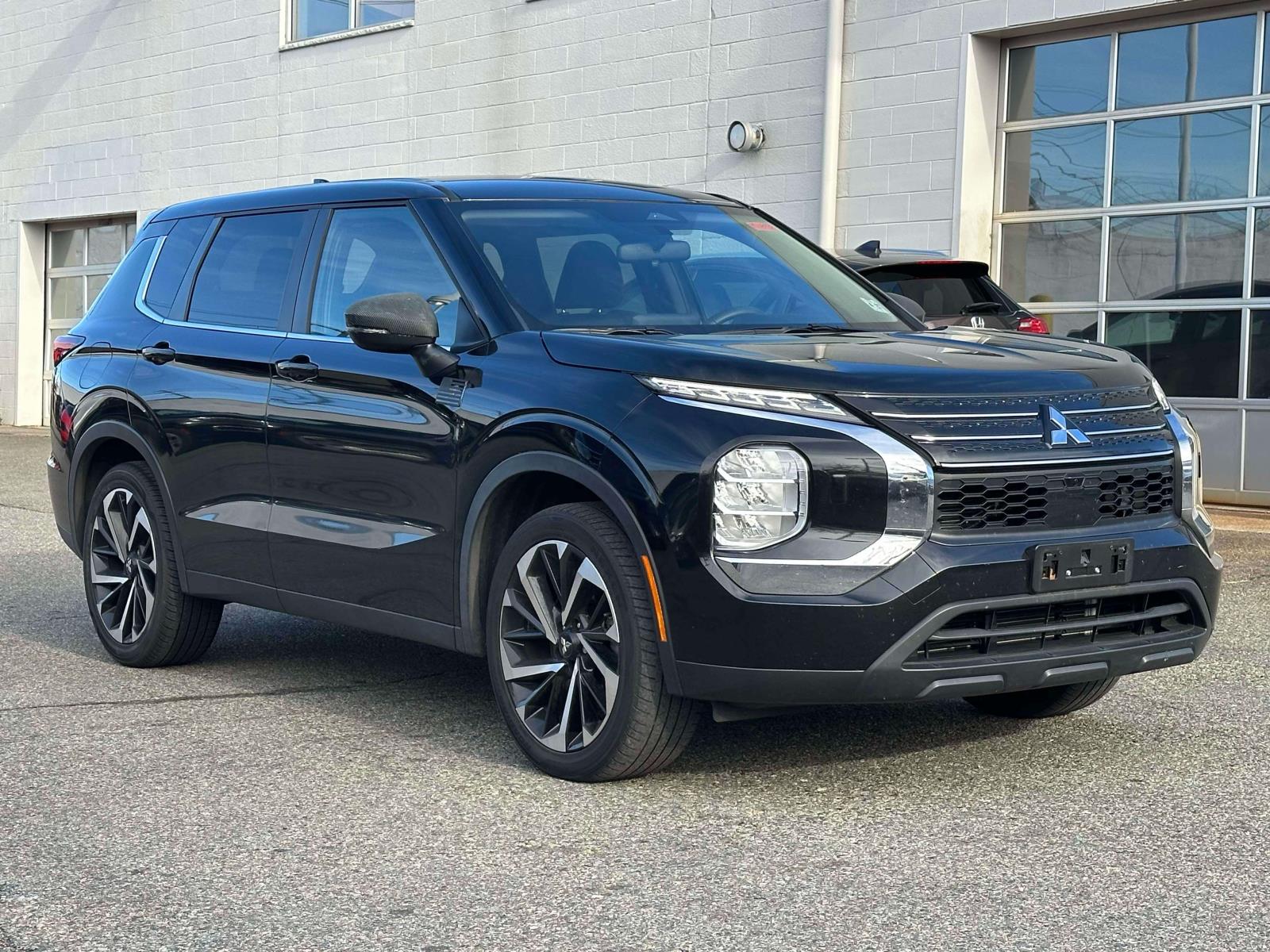 2022 Mitsubishi Outlander ES's photo