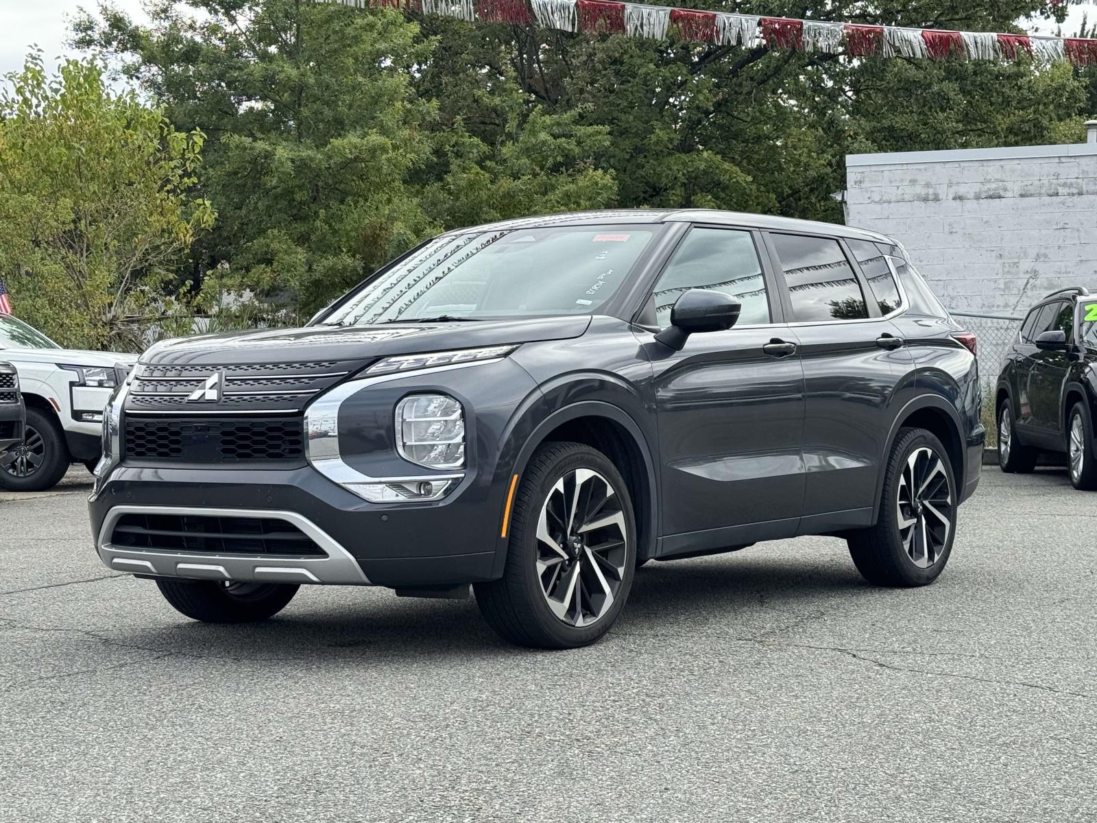 2024 Mitsubishi Outlander SE Black Edition photo 2